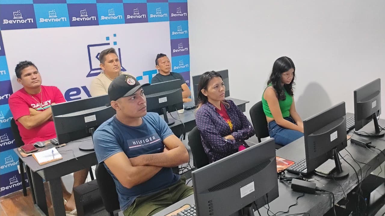 Alunos acompanhando aula em computadores